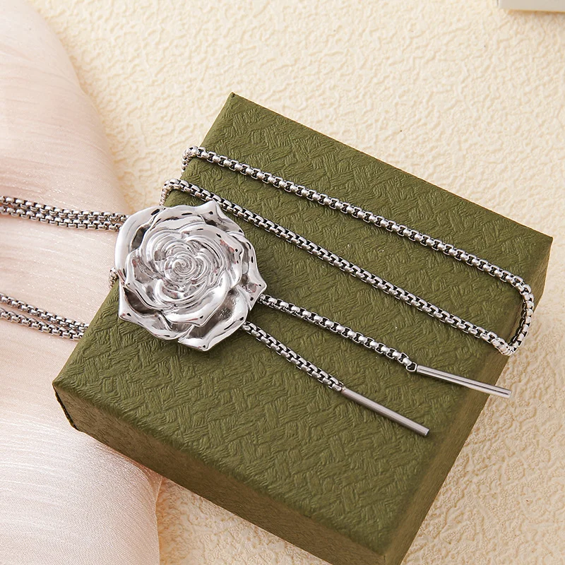 Titanium Steel Niche Luxury Design High-end Rose Petal Butterfly Necklace All-match High-end Cold Style Free Adjustment Necklace