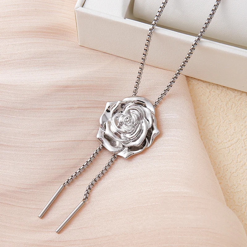 Titanium Steel Niche Luxury Design High-end Rose Petal Butterfly Necklace All-match High-end Cold Style Free Adjustment Necklace